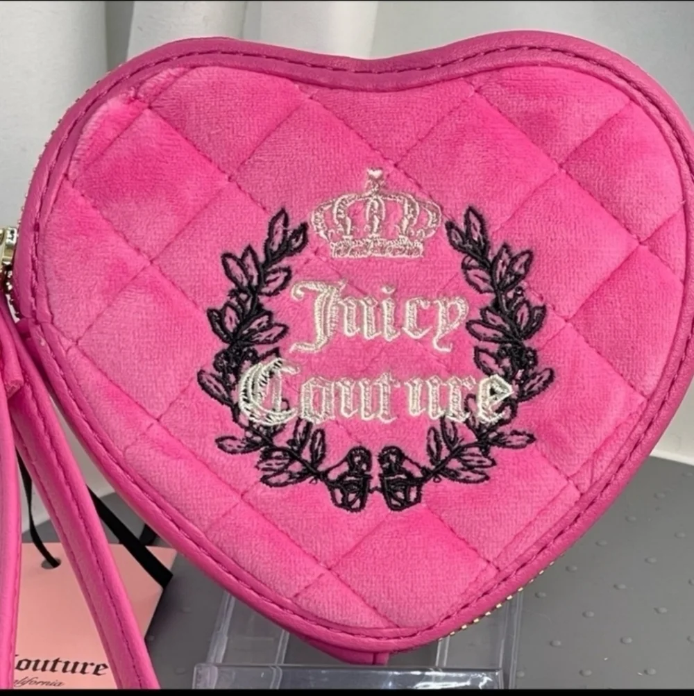 💕🔹️Juicy couture🔹️  Royal Couture Juicy pink Heart Wristlet  NWT
